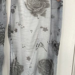 Free w/purchase ⭐️ Silver & gray sheer scarf
